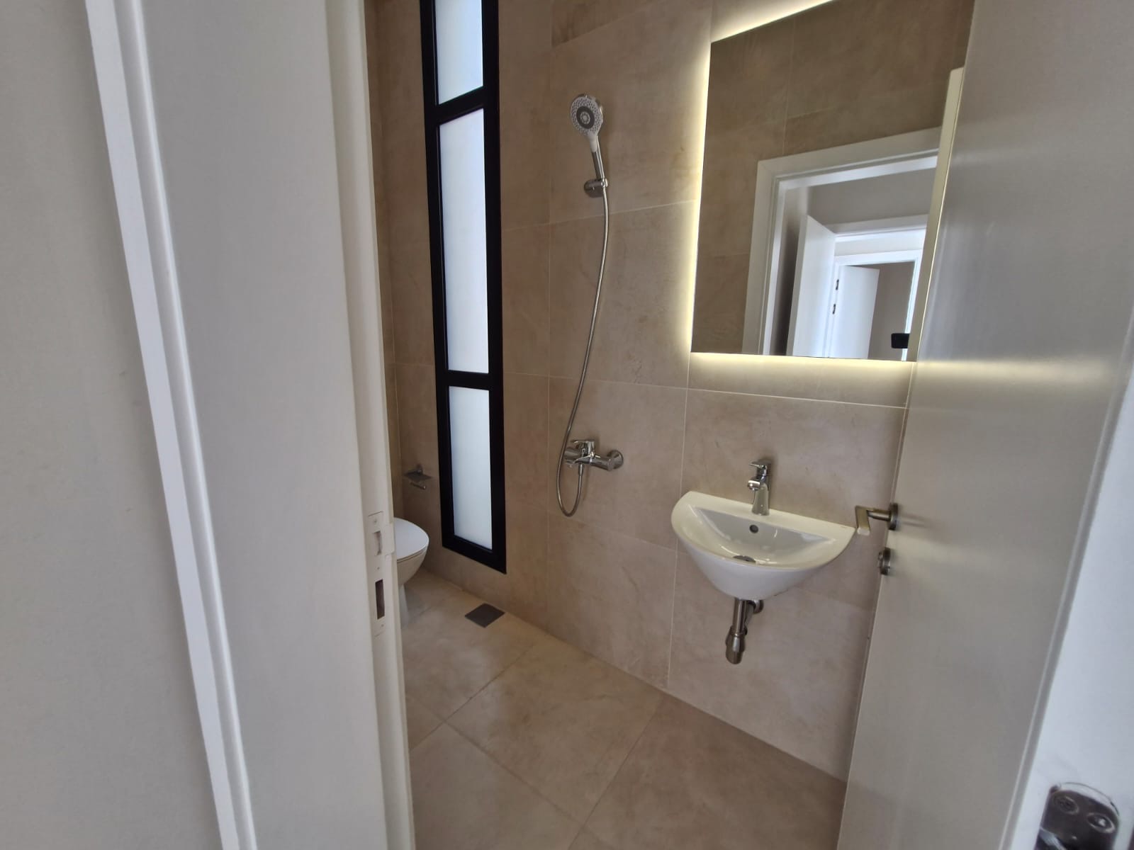 **Modern Luxury Villa for Rent in "Etual Roshan" Project – Signed by Elie Saab** 🏡✨  